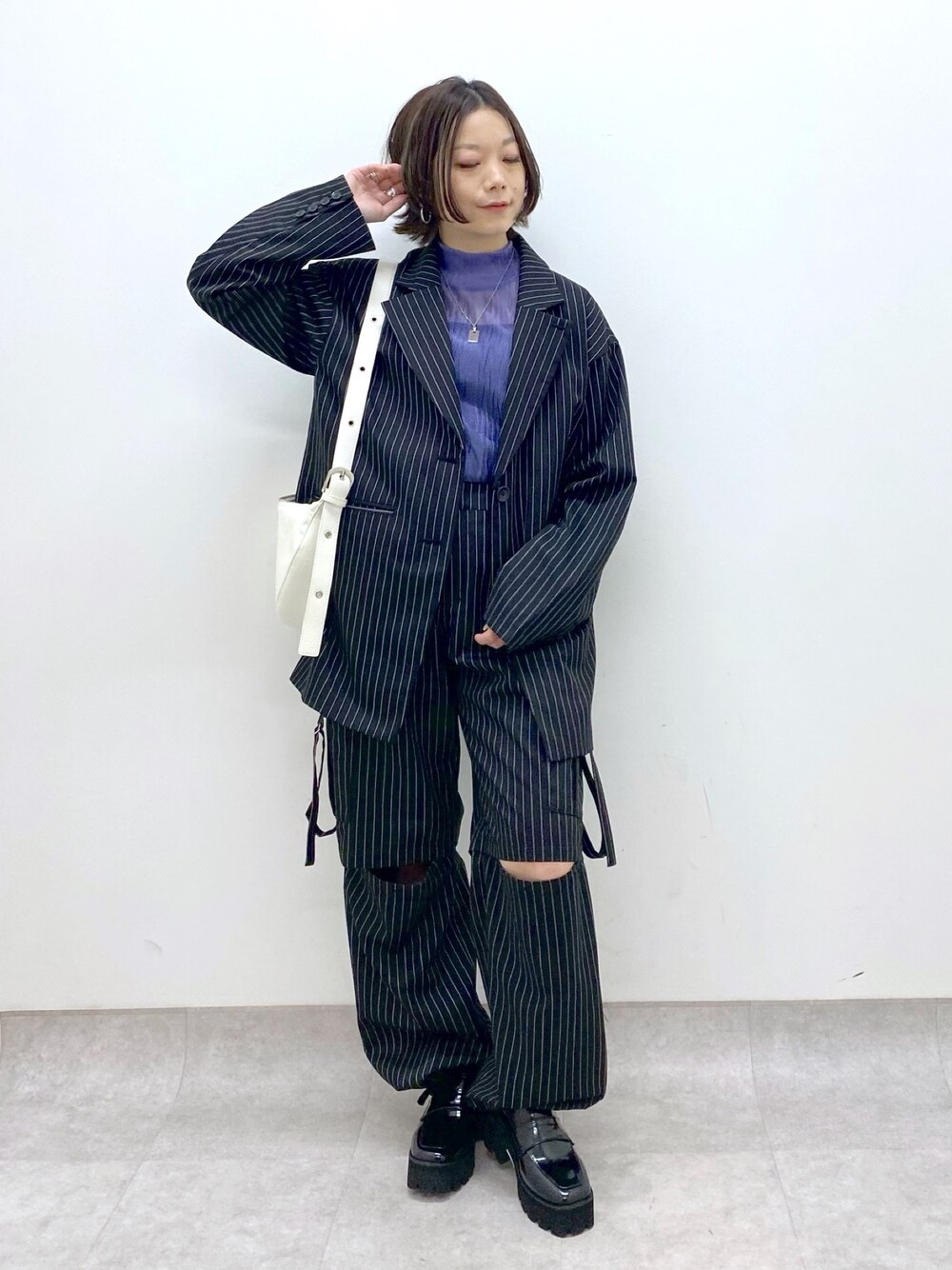 ブラック系のローファー、その他のジャケット/アウター、その他のパンツを着用したレディースの冬コーディネートの1枚目の写真