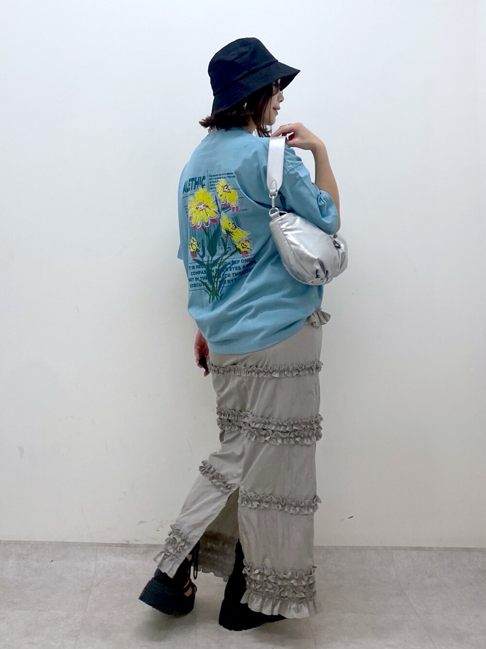 ブルー系のTシャツ/カットソー、シルバー系のショルダーバッグ、グレー系のスカートを着用したレディースの夏コーディネートの1枚目の写真