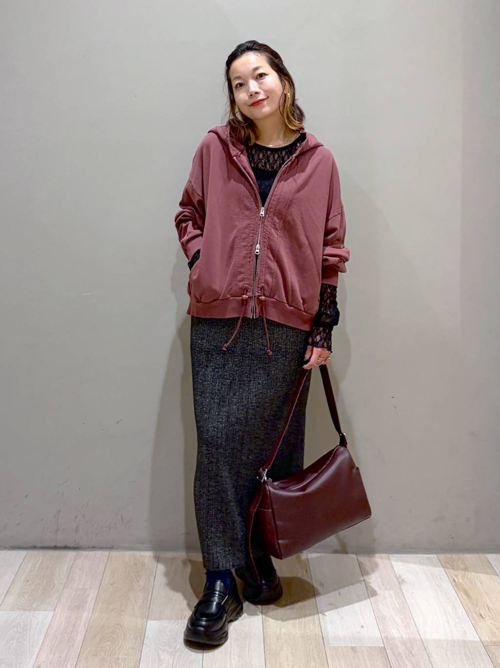 ブラック系のローファー、レッド系のパーカー、ブラック系のTシャツ/カットソーを着用したレディースの秋コーディネートの1枚目の写真