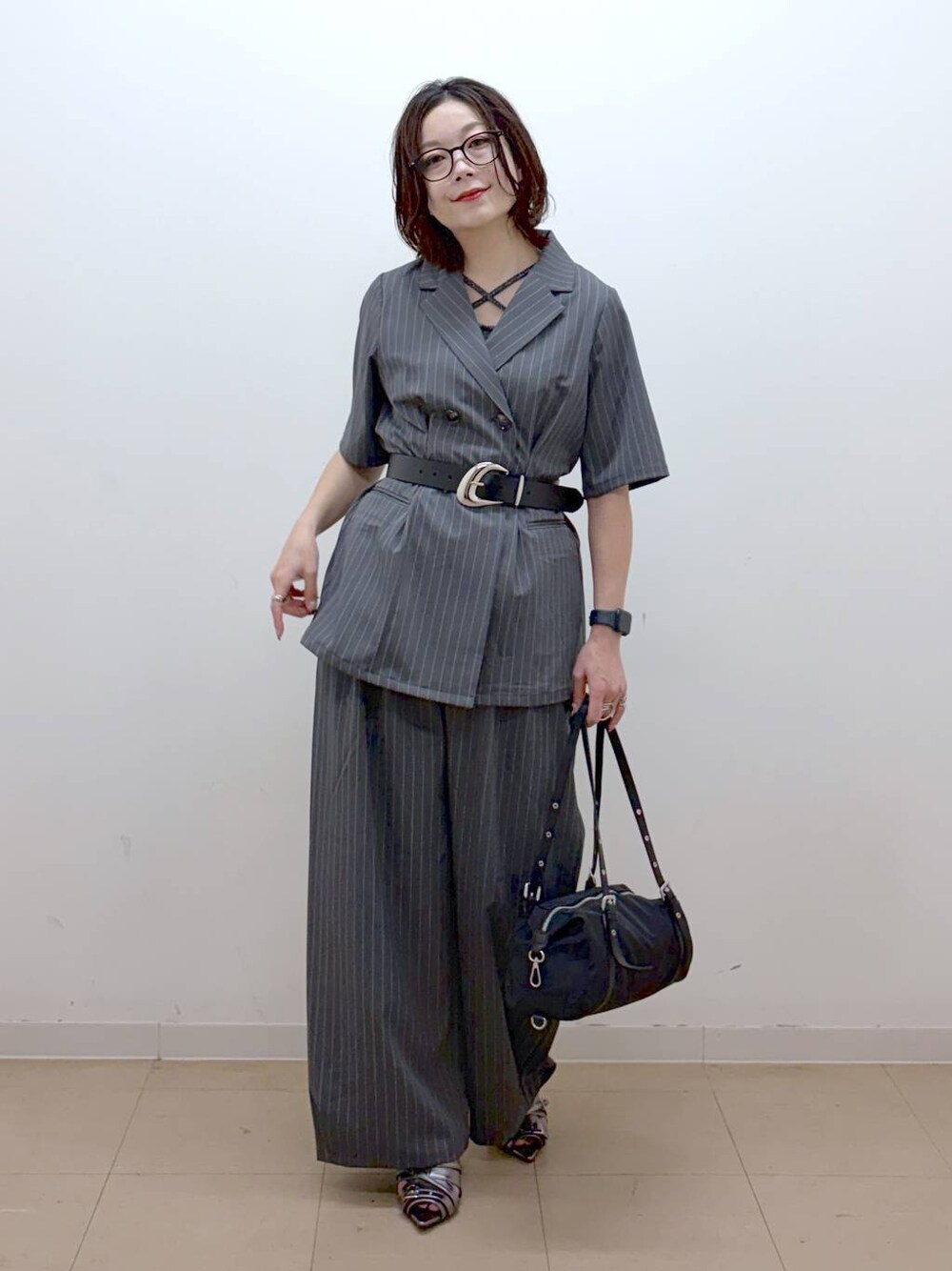 その他のサンダル、ブラック系のトートバッグ、グレー系のタンクトップを着用したレディースの夏コーディネートの1枚目の写真