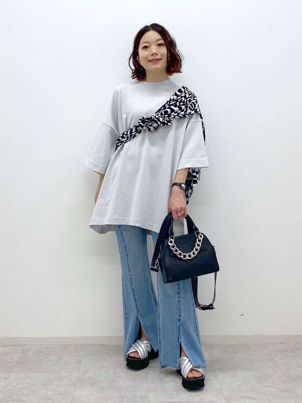 ベージュ系のTシャツ/カットソー、ブラック系のシャツ/ブラウス、ブラック系のショルダーバッグを着用したレディースの春コーディネートの1枚目の写真