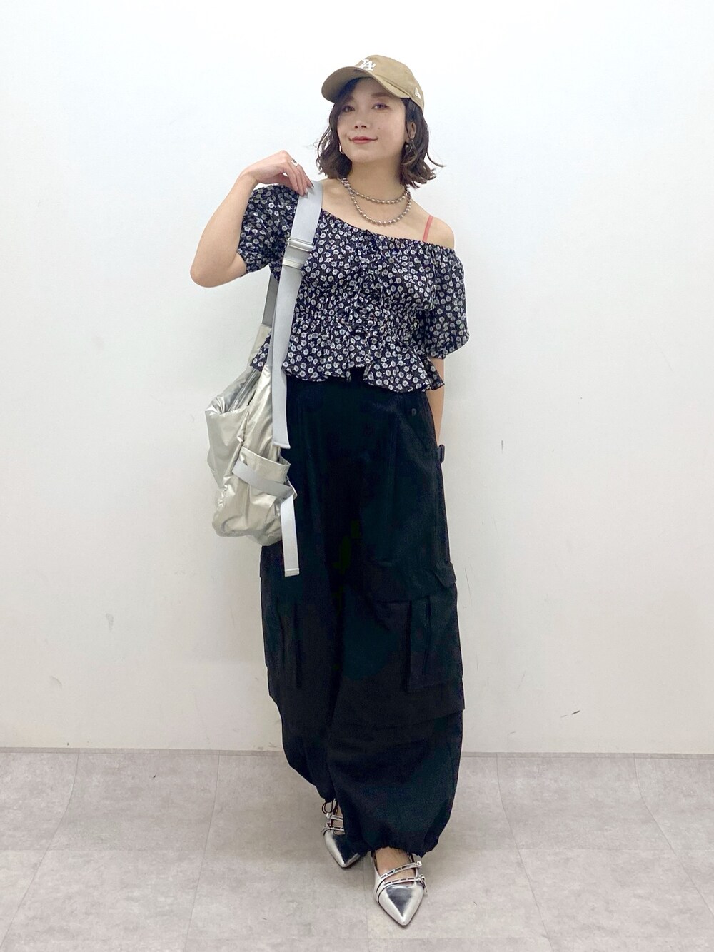 ブラック系のその他パンツ、シルバー系のショルダーバッグ、シルバー系のパンプスを着用したレディースの夏コーディネートの1枚目の写真