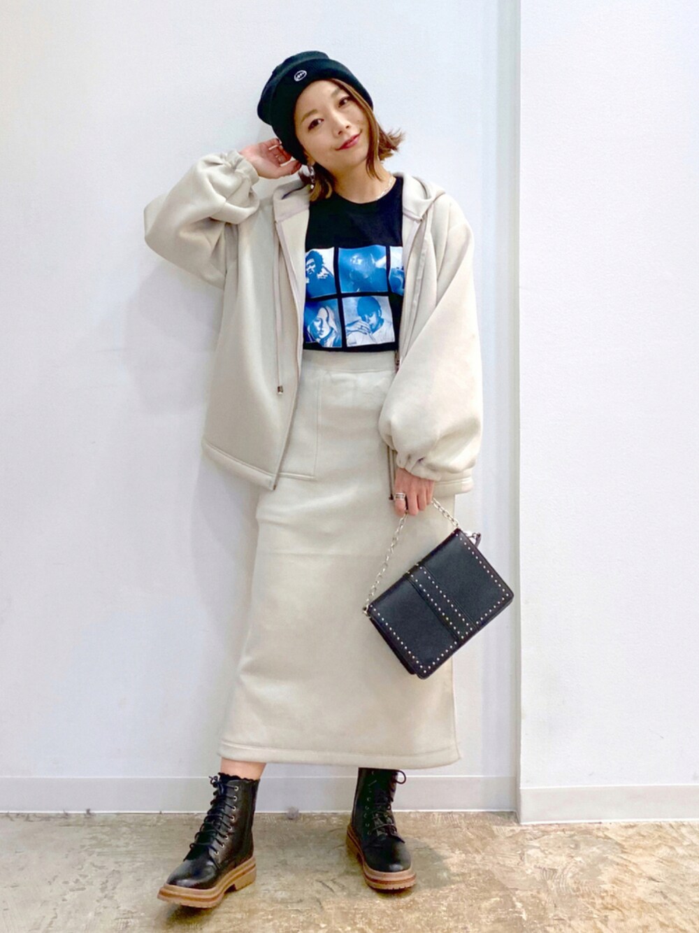 ブラック系のショルダーバッグ、ブラック系のTシャツ/カットソー、ベージュ系のパーカーを着用したレディースの秋コーディネートの1枚目の写真