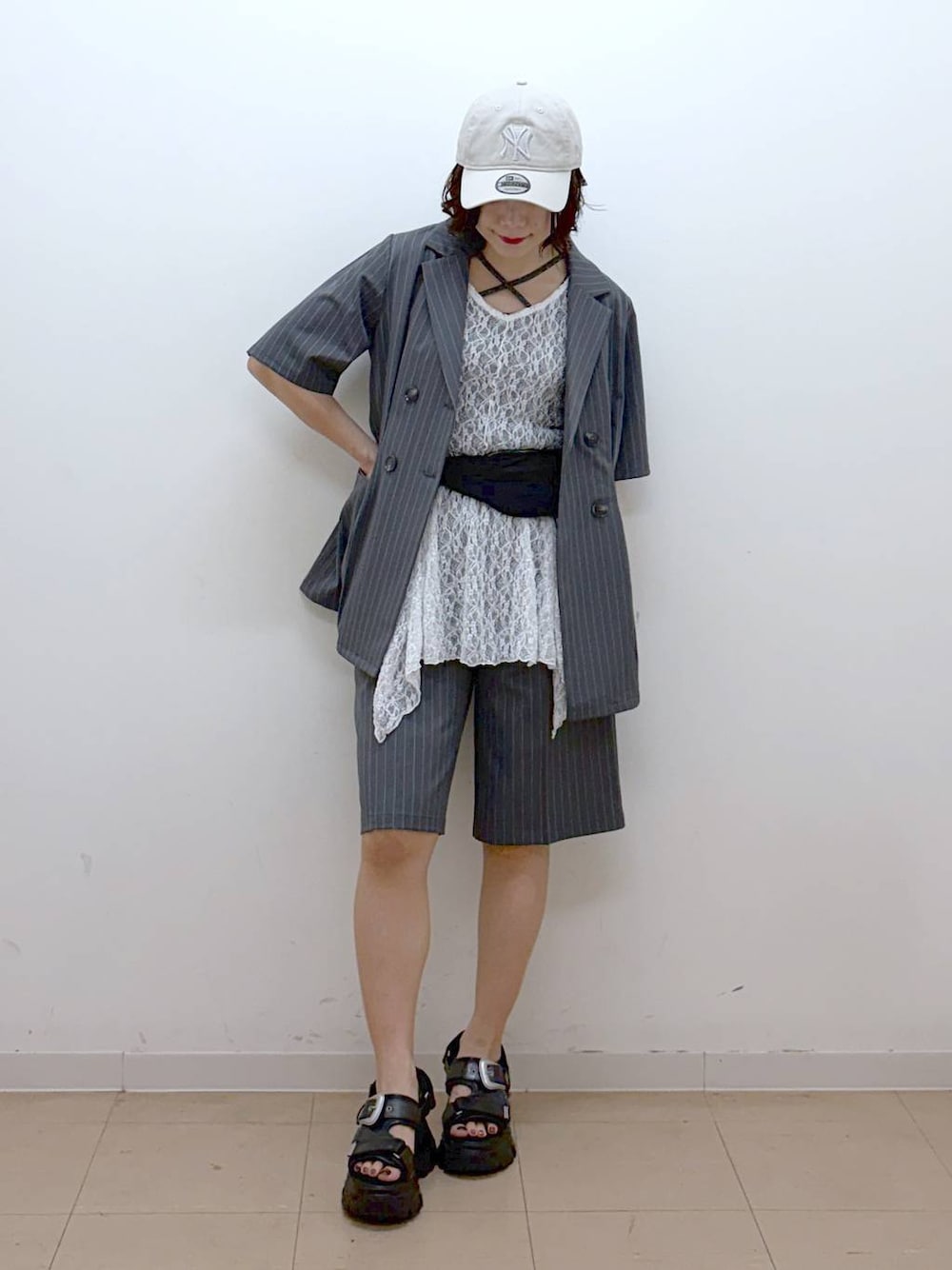 ブラック系のサンダル、グレー系のタンクトップ、ホワイト系のTシャツ/カットソーを着用したレディースの夏コーディネートの1枚目の写真