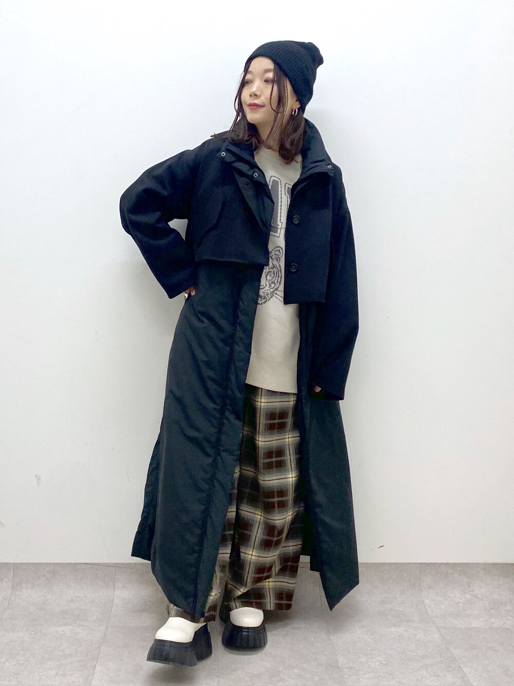 ブラック系のベスト、ベージュ系のニット/セーター、ブラウン系のその他パンツを着用したレディースの秋コーディネートの1枚目の写真