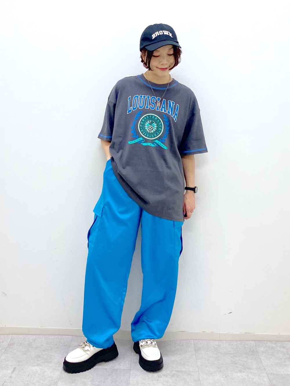 ブラック系のトップス、その他のパンツ、ホワイト系のシューズを着用したレディースの秋コーディネートの1枚目の写真