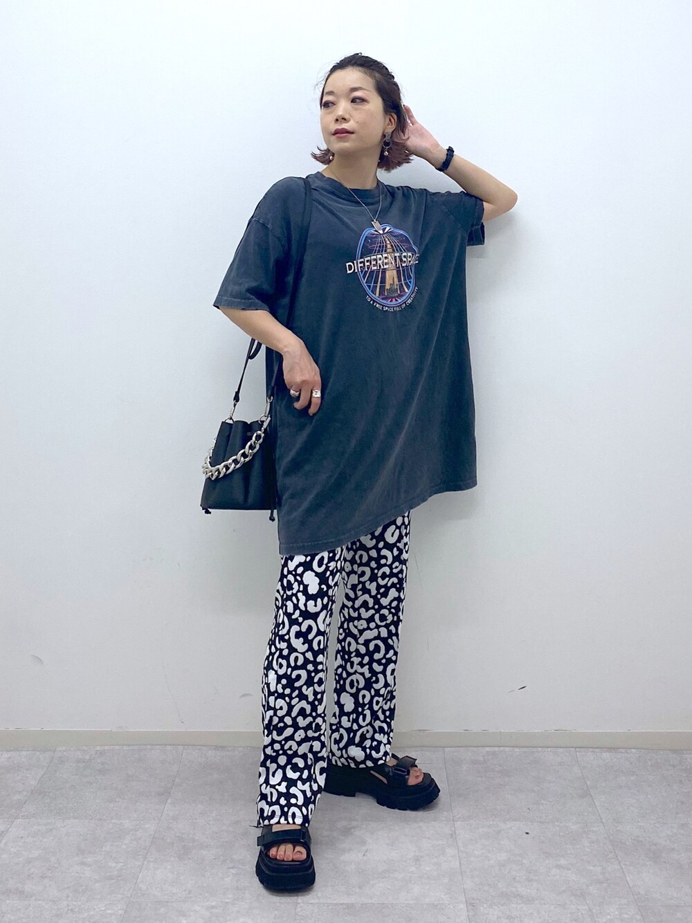 グレー系のTシャツ/カットソー、ホワイト系のその他パンツ、ブラック系のショルダーバッグを着用したレディースの夏コーディネートの1枚目の写真