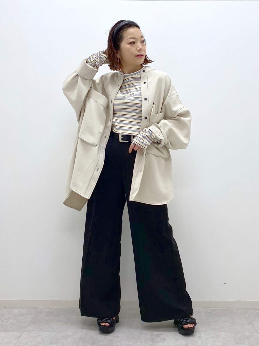 ホワイト系のシャツ/ブラウス、ホワイト系のTシャツ/カットソー、ブラック系のスラックスを着用したレディースの春コーディネートの1枚目の写真