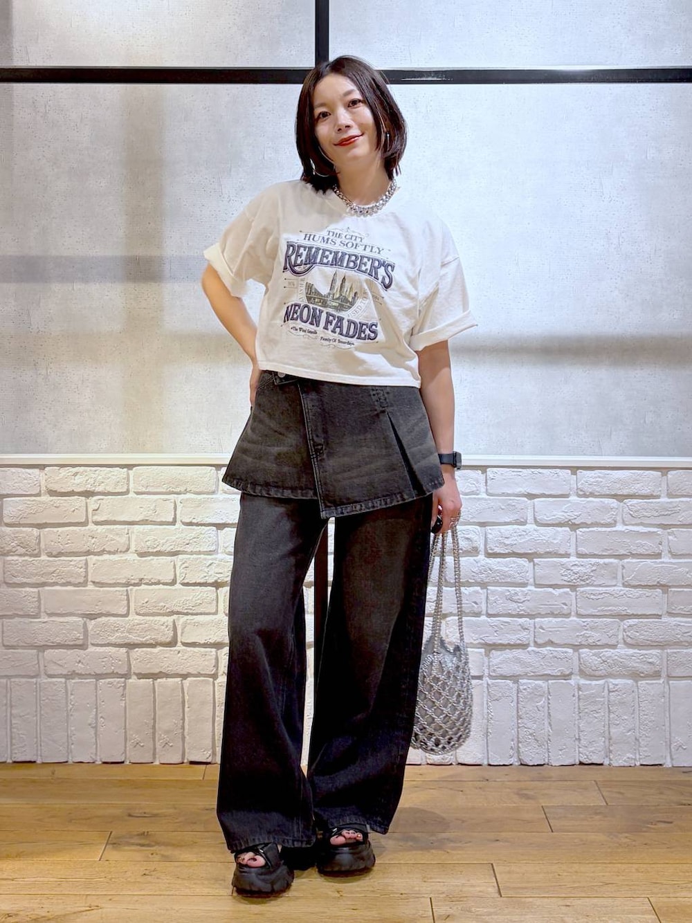 ブラック系のデニムパンツ、シルバー系のショルダーバッグ、ブラック系のサンダルを着用したレディースの夏コーディネートの1枚目の写真