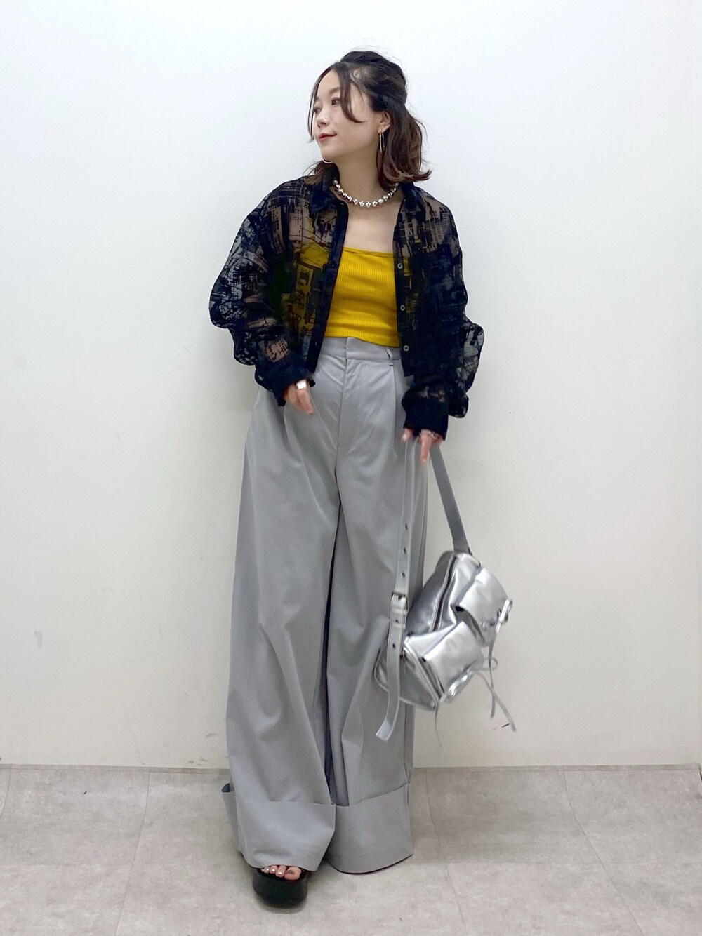 グレー系のその他パンツ、シルバー系のショルダーバッグ、ブラック系のサンダルを着用したレディースの夏コーディネートの1枚目の写真