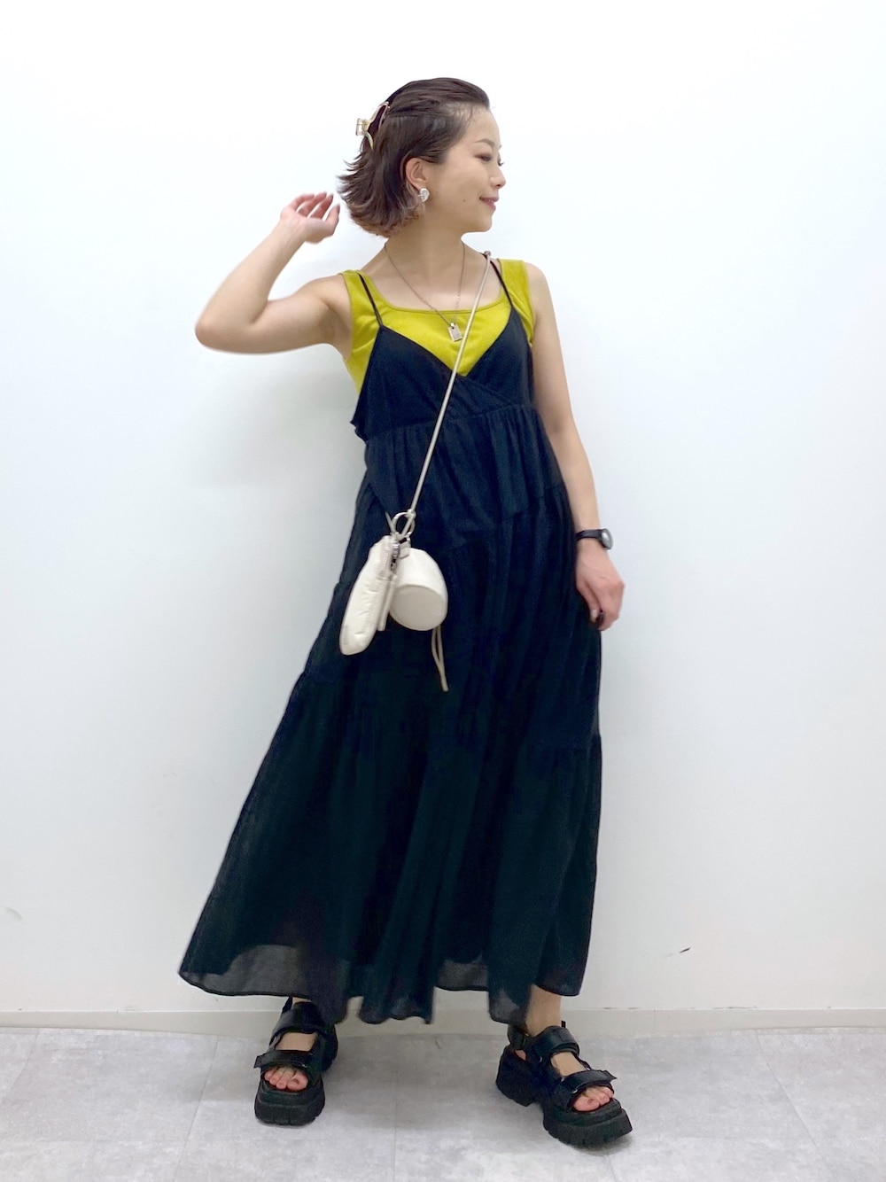 その他のワンピース/ドレス、ベージュ系のショルダーバッグ、ブラック系のサンダルを着用したレディースの夏コーディネートの1枚目の写真