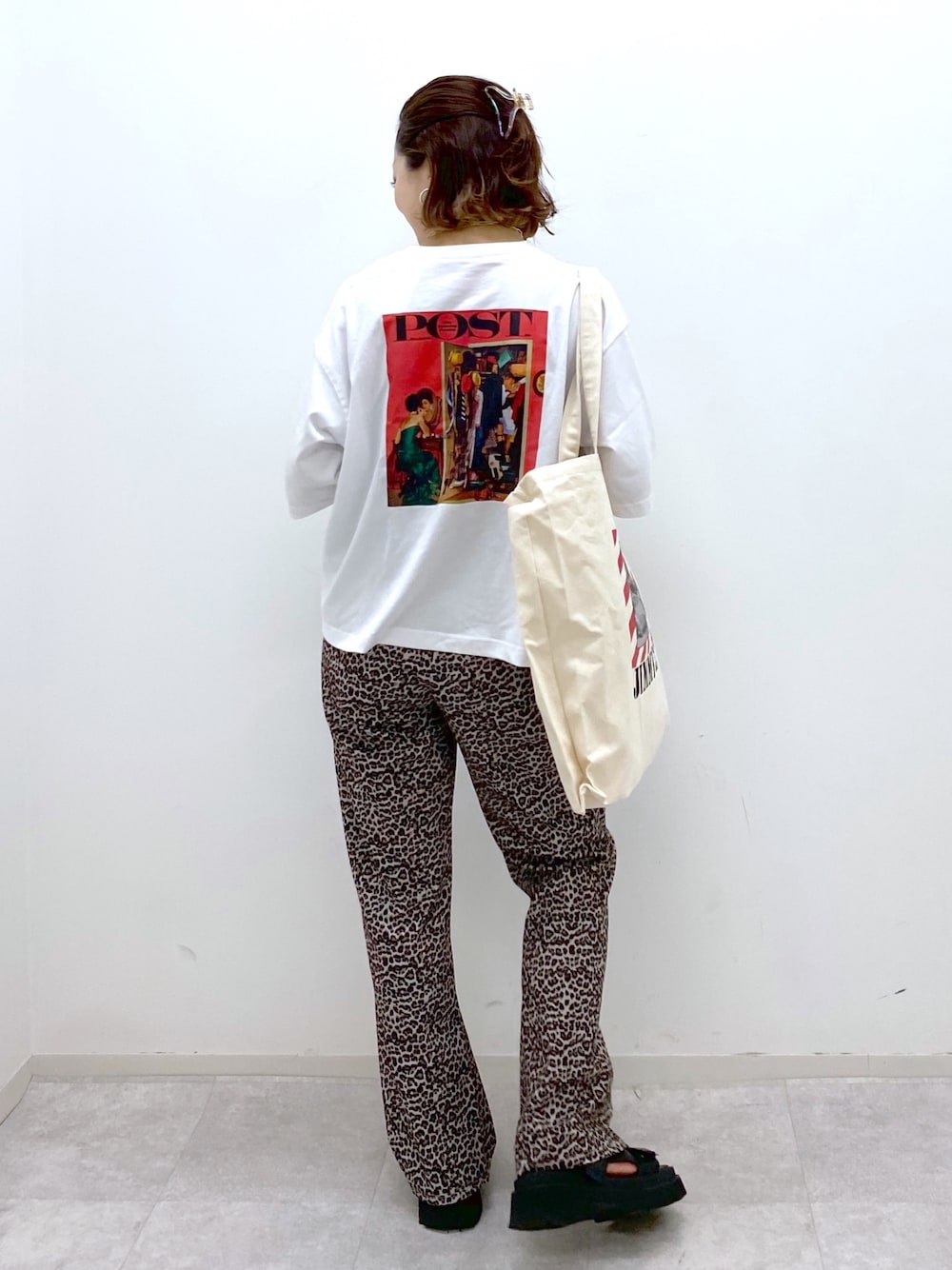 ホワイト系のTシャツ/カットソー、その他のパンツ、ホワイト系のトートバッグを着用したレディースの夏コーディネートの1枚目の写真