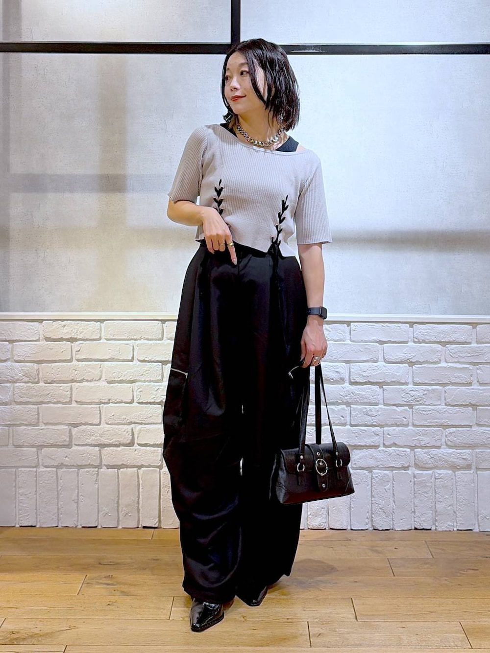 ブラック系のカーゴパンツ、グレー系のTシャツ/カットソー、ブラック系のショルダーバッグを着用したレディースの夏コーディネートの1枚目の写真