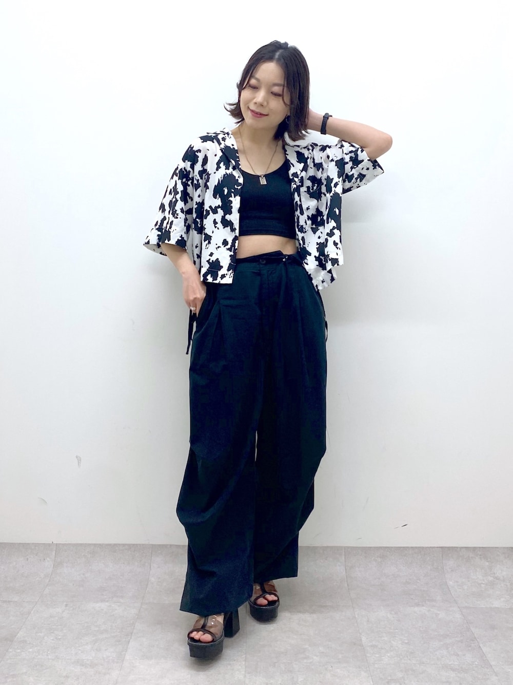 ブラック系のその他パンツ、ホワイト系のシャツ/ブラウス、ブラック系のトップスを着用したレディースの夏コーディネートの1枚目の写真