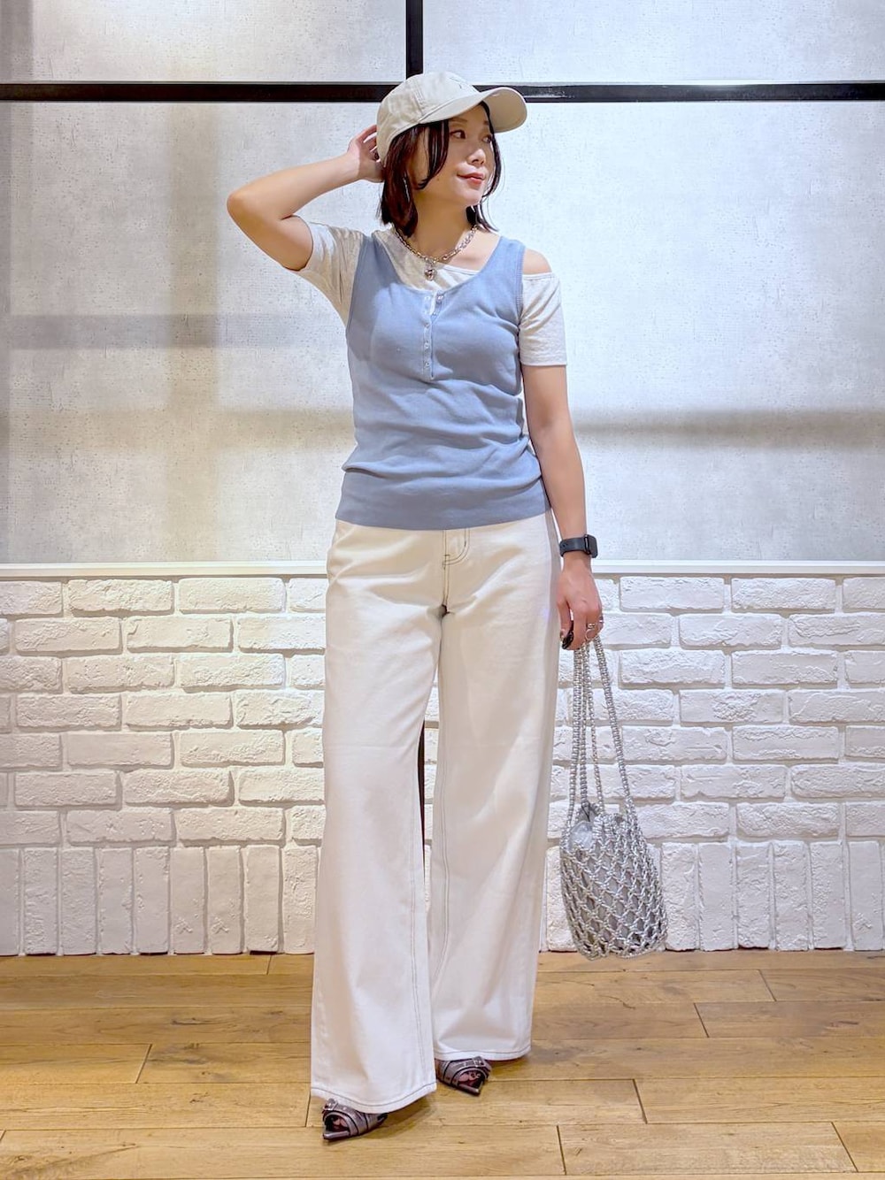 ブルー系のタンクトップ、グレー系のTシャツ/カットソー、ホワイト系のデニムパンツを着用したレディースの夏コーディネートの1枚目の写真