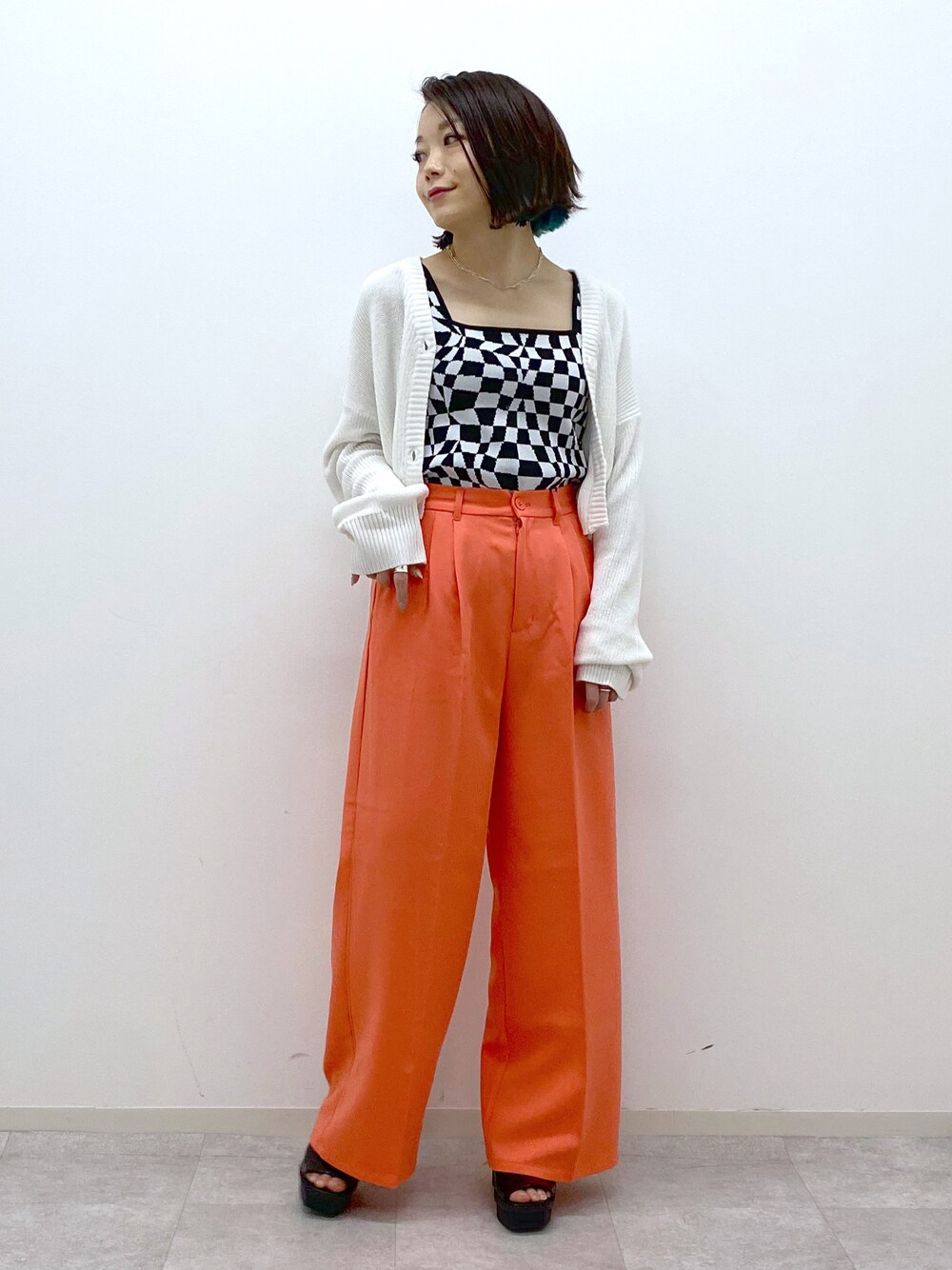 ピンク系のその他パンツ、ブラック系のタンクトップ、ホワイト系のカーディガン/ボレロを着用したレディースの春コーディネートの1枚目の写真