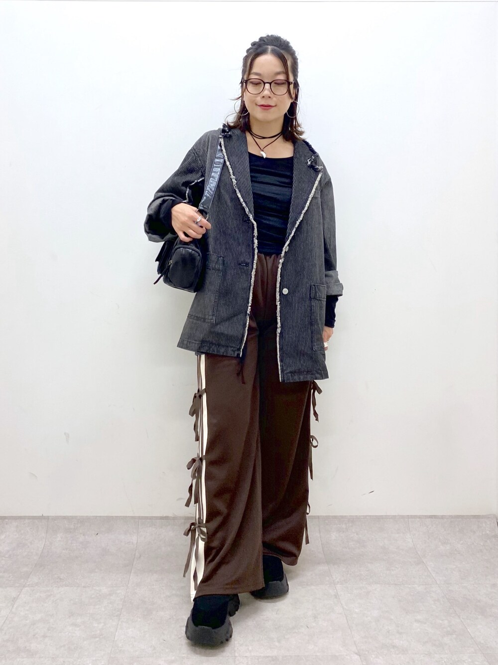 ブラウン系のその他パンツ、ブラック系のTシャツ/カットソー、ブラック系のショルダーバッグを着用したレディースの夏コーディネートの1枚目の写真