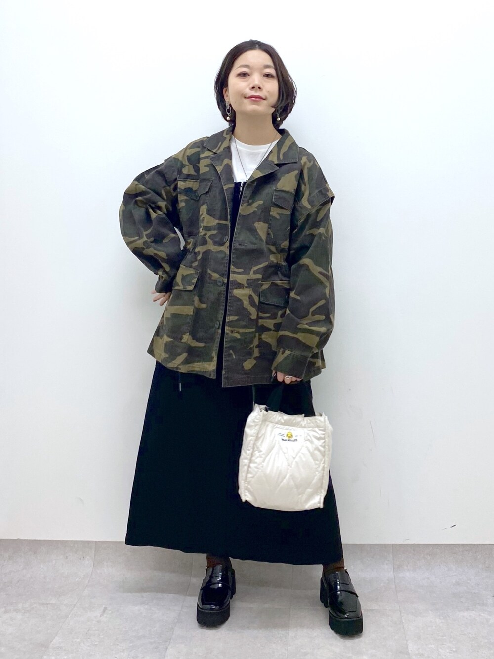 その他のジャケット/アウター、ブラック系のワンピース/ドレス、ホワイト系のショルダーバッグを着用したレディースの春コーディネートの1枚目の写真