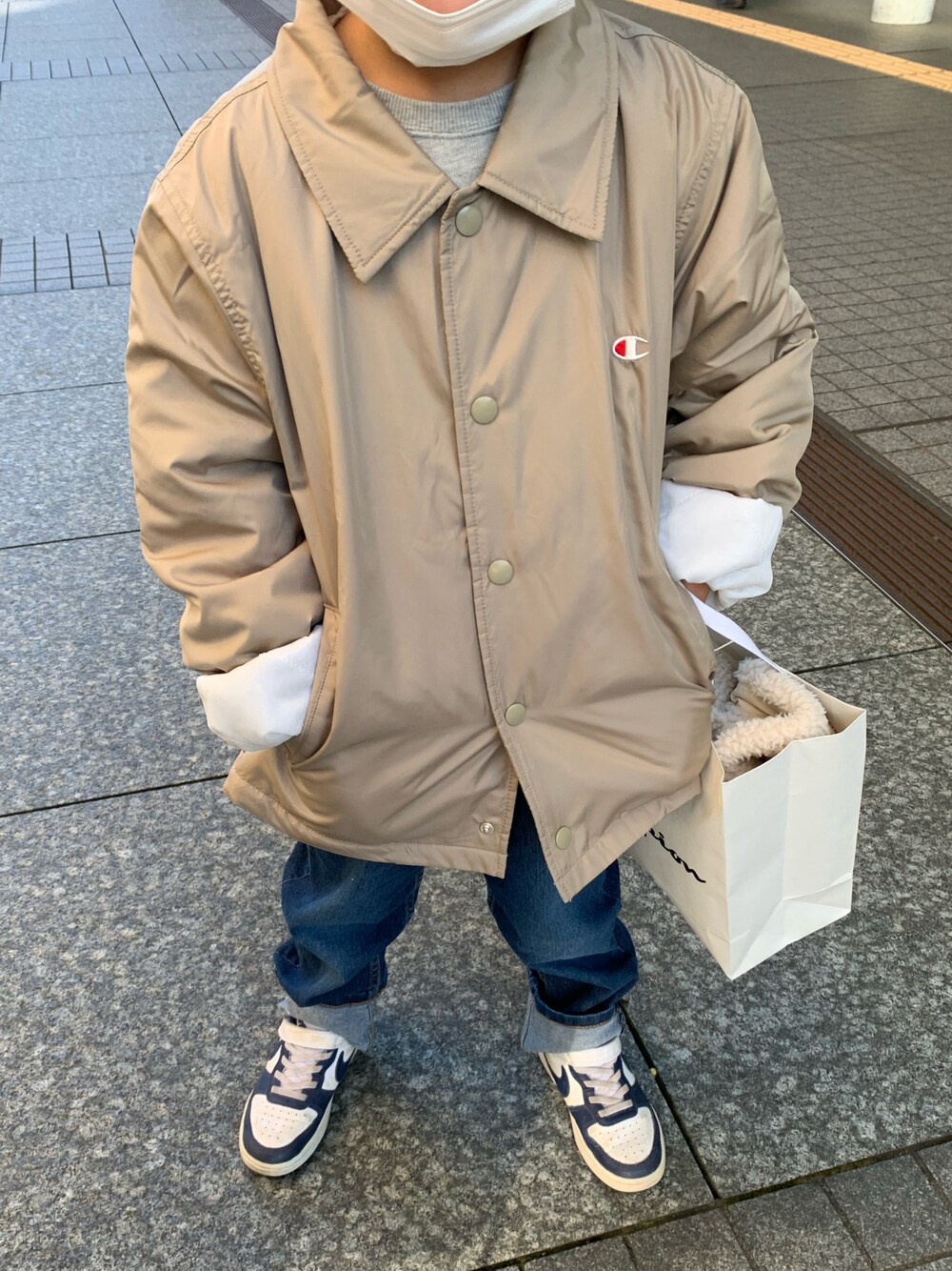 「カジュアル、シンプルコーデ、シューズ、キッズコーデ #男の子」｜「ChampionのCHAMPION/チャンピオン キッズ ジャケット CK-U611（ナイロンジャケット、ベージュ系）」を使った、ayumiさん（レディース・157cm）の冬コーディネートの1枚目の写真