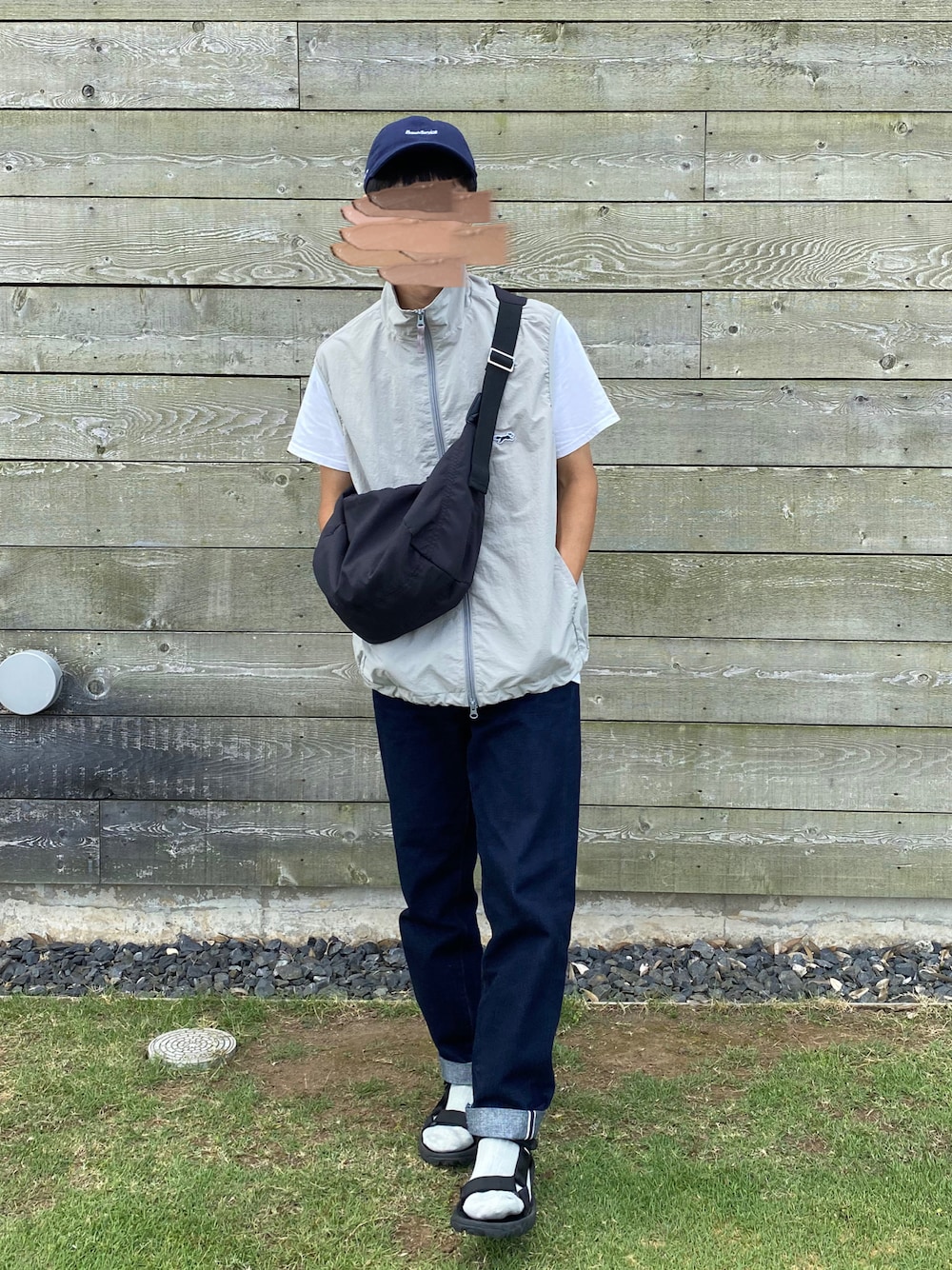 「低身長、シティーボーイ、キャップ、FreshService、ベスト、ナイロンベスト、penneys、白Tシャツ、デニム、リジッドデニム、LENO、teva、みんなの白Tフェス」｜「FreshServiceのアイテム（キャップ、ブルー系）」を使った、shimiさん（メンズ・166cm）の夏コーディネートの1枚目の写真
