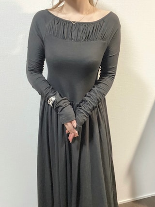 ギャザーデザインベアカットワンピースを使った人気ファッション