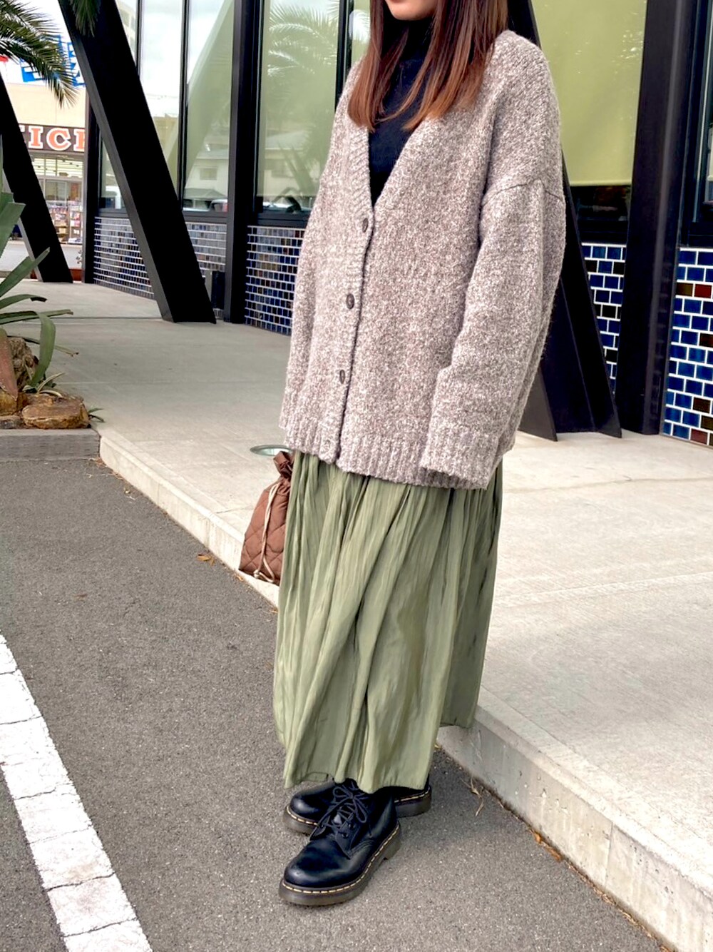 「DONOBANのアイテム（カーディガン/ボレロ、ベージュ系）」を使った、Ririさん（レディース・150cm）の冬コーディネートの1枚目の写真