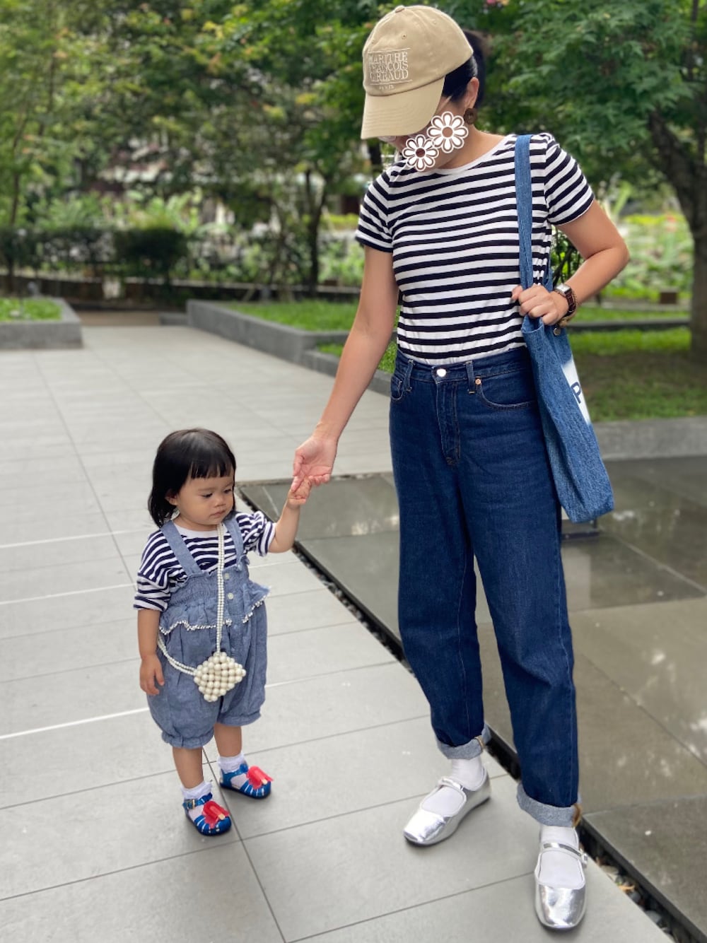 「オトナ女子、大人可愛い、春服コーデ、低身長コーデ、淡色コーデ、休日スタイル、韓国コーデ、旅コーデ、fjy.lover、shopee 🔍fjy.lover、條紋上衣、親子コーデ、親子リンク、銀色娃娃鞋、銀色涼鞋」｜「MUJI Laboのアイテム（デニムパンツ、ブルー系）」を使った、fjy.lover❁さん（レディース・159cm）の春コーディネートの1枚目の写真