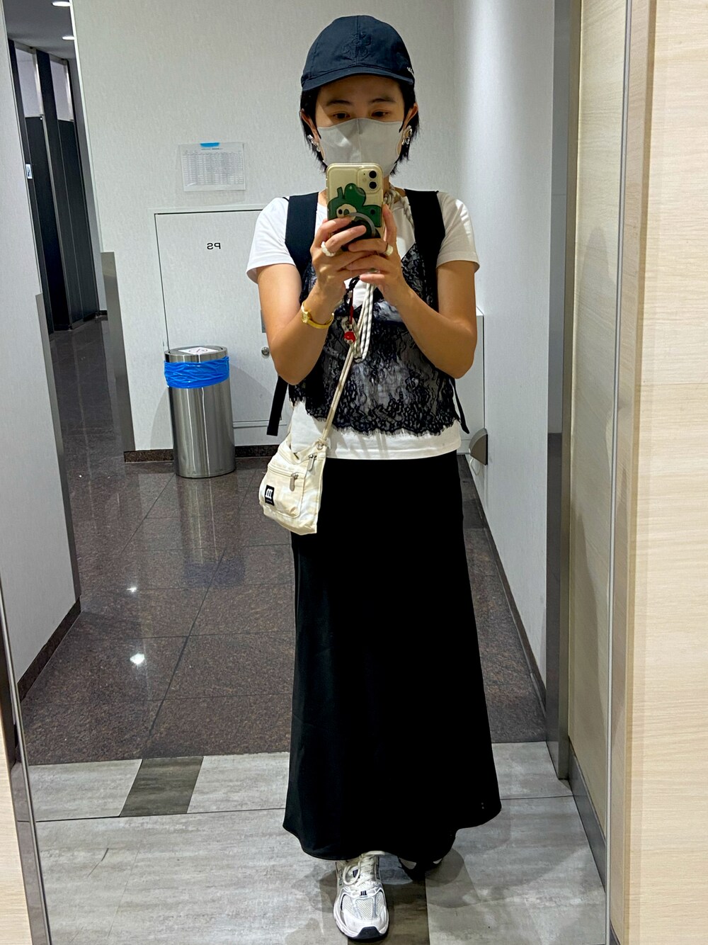 「白シャツ、柄シャツ、marimekko、marimekko bag、black and white、Janpan travel、Instagram fjy.lover、雨の日コーデ、黒Tシャツ、夏服コーデ、大人可愛い、白Tシャツ、半袖ニット、淡色女子、シャツスタイル」｜「marimekkoのアイテム（ショルダーバッグ、ベージュ系）」を使った、fjy.lover❁さん（レディース・159cm）の夏コーディネートの1枚目の写真