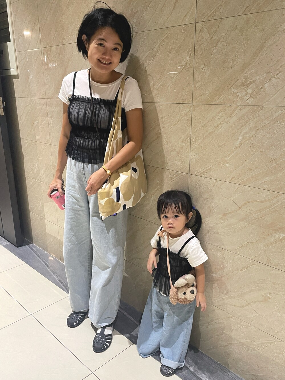 「レザー、秋冬コーデ、親子コーデ、母女裝、marimekko、Hana服、大人コーデ、cute style、淡色コーデ、イエベ春、推し活、life style、白パンツ、マーブル柄、オトナ女子」｜「marimekkoのアイテム（ショルダーバッグ、ベージュ系）」を使った、fjy.lover❁さん（レディース・159cm）の秋コーディネートの1枚目の写真