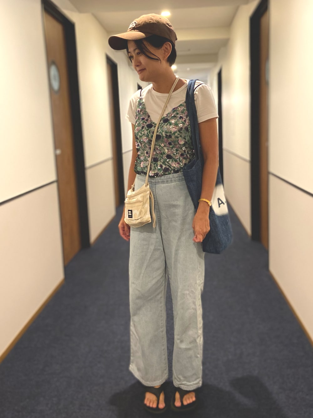 「大人カジュアル、秋のコーデ、低身長女子、大人女子、今日のコーデ、初秋コーデ、Instagram fjy.lover、marimekko、米色系、24AW秋の新作、秋先取りコーデ、フリルブラウス、ゆるコーデ、パンツスタイル、グレー」｜「marimekkoのアイテム（ショルダーバッグ、イエロー系）」を使った、fjy.lover❁さん（レディース・159cm）の秋コーディネートの1枚目の写真