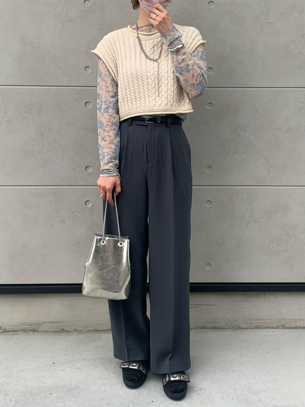 「秋冬コーデ、パンツスタイル、シアートップス、くすみカラー、レイヤードスタイル、高身長女子、ootd、ラブアンドピース2021、カジュアルストリート」｜「ZARAのアイテム（ベスト、ホワイト系）」を使った、RURIさん（レディース・169cm）の秋コーディネートの1枚目の写真