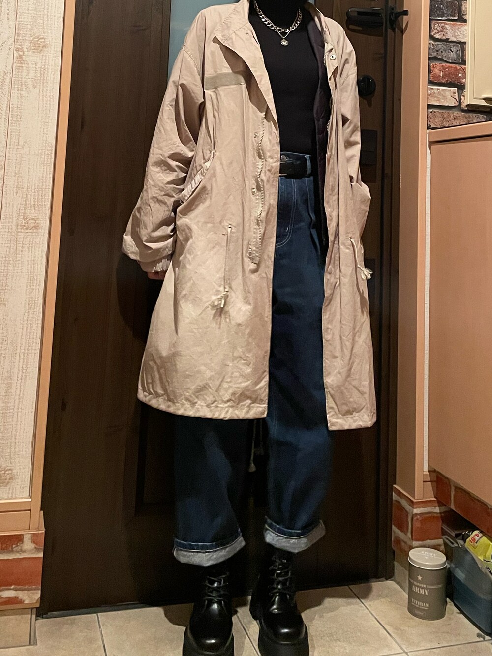 「冬コーデ、シンプル、おしゃれさんと繋がりたい、モノトーンコーデ、ニット、タートルネック、ボリューム袖、ベスト、ユニクロ、オトナ女子」｜「GRLの厚底レースアップブーツ（ブーツ、ブラック系）」を使った、마이さん（レディース・163cm）の冬コーディネートの1枚目の写真