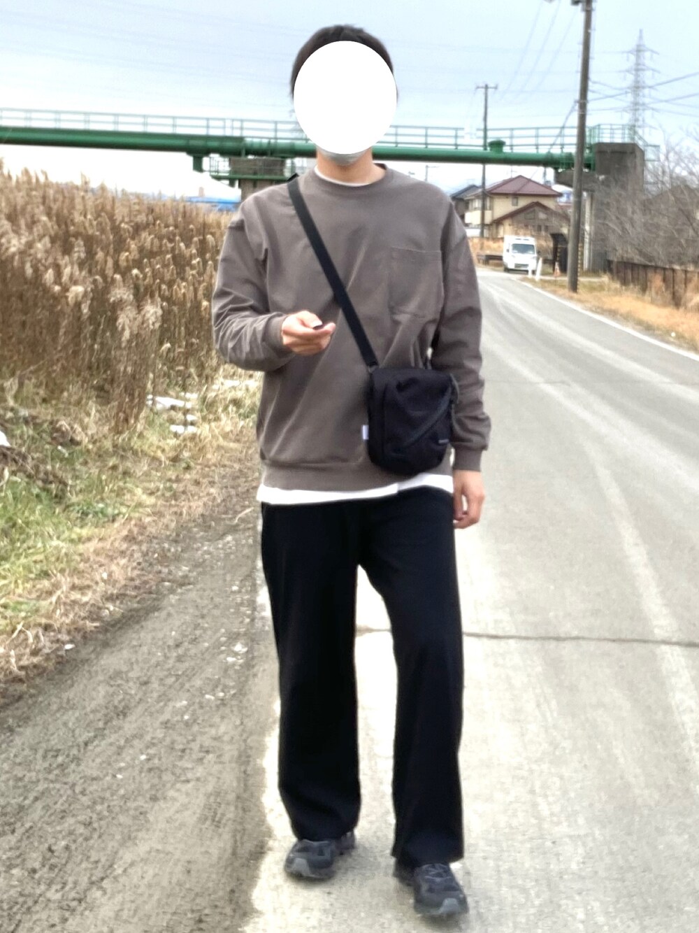 ブラック系のその他パンツ、ブラック系のスニーカー、ブラック系のショルダーバッグを着用したメンズの冬コーディネートの1枚目の写真