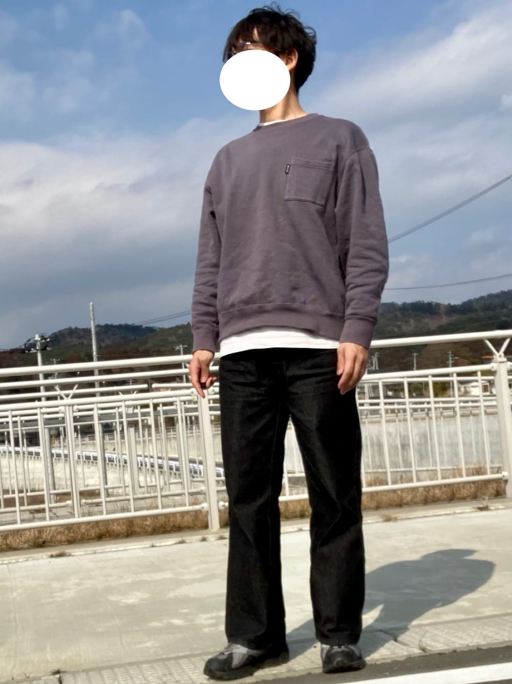 「オトナカジュアル、春服、シンプルコーデ、スウェット、ジーンズ、ワイドパンツ、ワイドデニム、デニムコーデ、ニューバランス、黒、スノーピーク、snow peak、サングラス、カラーレンズ、どこでもwear」｜「Snow Peakの【SNOW PEAK / スノーピーク】別注 CLASSIC リフレクターロゴスウェット（スウェット、ブラック系）」を使った、nyさん（メンズ・177cm）の春コーディネートの1枚目の写真