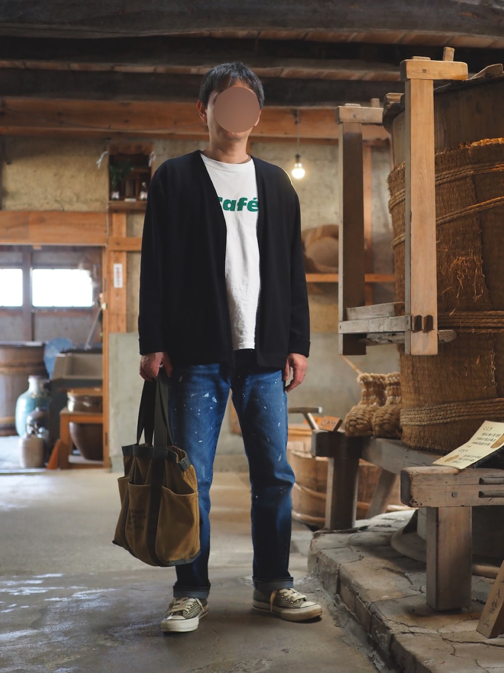 「N.HOOLYWOOD、TANG TANG、Levi's、501、JOURNAL STANDARD relume、converse、undercover、JAM HOME MADE、春アウター、ペンキ加工、トートバッグ、春服コーデ、デニムコーデ、カーディガンコーデ、春めき満開コーデ」｜「TANGTANGのアイテム（Tシャツ/カットソー、ホワイト系）」を使った、Fさん（メンズ・169cm）の春コーディネートの1枚目の写真