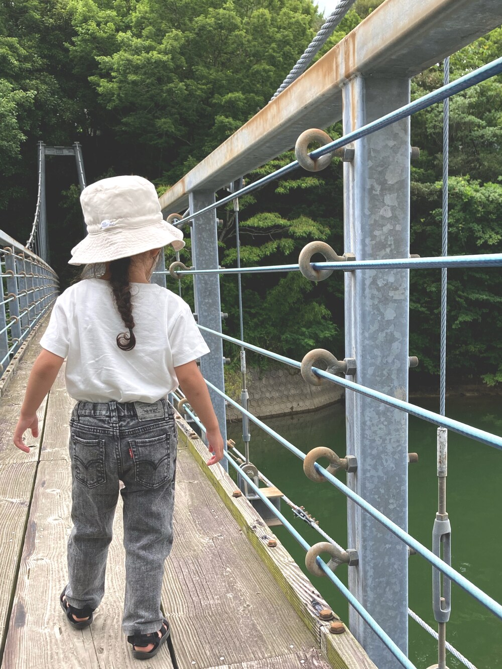 「休日コーデ、夏だ！Tシャツ着よう！、おんなのこ、3歳3ヶ月、白Tシャツ、シンプル」｜「Levi'sのアイテム（デニムパンツ、ブラック系）」を使った、ruby12・mさん（キッズ・90cm）の夏コーディネートの1枚目の写真
