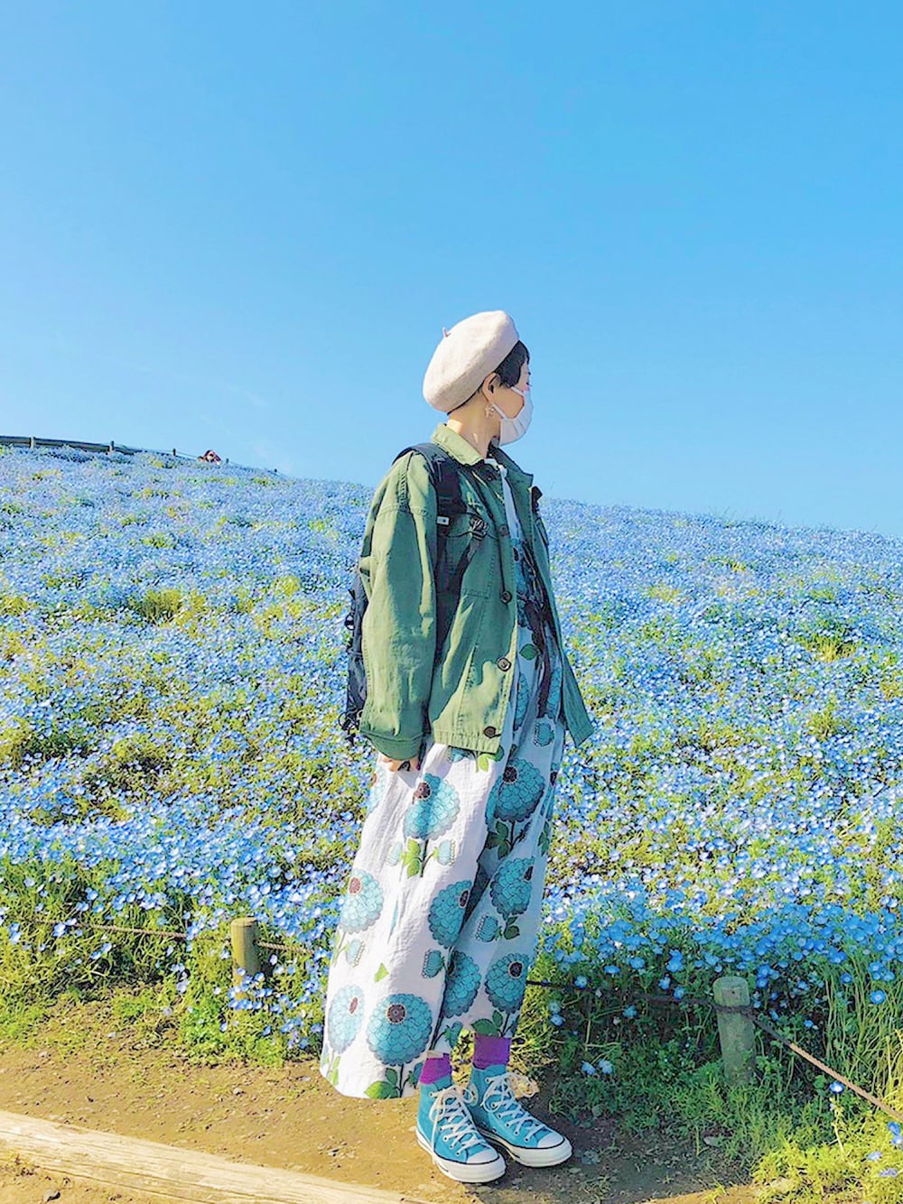 「ごきげんウィーク、スニーカー、はるコーデ、ショートヘア、花柄ワンピース、甘辛mix、ミリタリージャケット、ロングワンピース、休日スタイル、低身長、大人かわいい、カジュアルガーリー」｜「GIRBLISHのガーブリッシュ ベレー SUMMER レディース 帽子 サマー 帽 綿 麻 カジュアル GIRBLISH（ハンチング/ベレー帽、グレー系）」を使った、ひいこさん（レディース・155cm）の春コーディネートの1枚目の写真