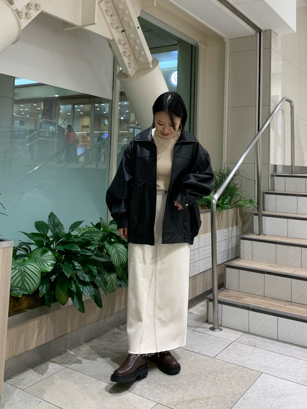 「秋コーデ、テーマパークコーデ、ハロウィン、お出かけコーデ、休日スタイル、大人ファッション、オトナ女子、outfit、レザー、スカート、ジャケット、冬コーデ、カジュアル、大人カジュアル、タートルネック」｜「CIAOPANIC TYPYの【新色追加】アンチピリング配色ステッチタートル（ニット/セーター、ホワイト系）」を使った、ゆき☺︎さん（レディース・156cm）の秋コーディネートの1枚目の写真