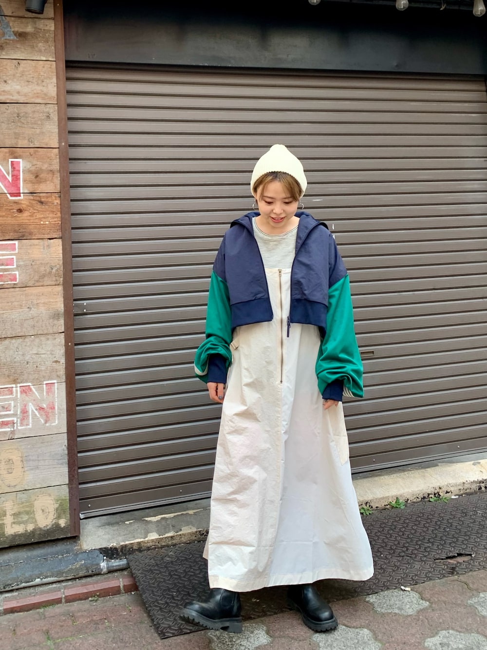 「春のおしゃ見えテクニック、今日のコーデ、大人カジュアル、お出かけコーデ、休日コーデ、春服、カジュアルコーデ、トレンド、古着MIX、ライトアウター、着回しコーデ、ワンピース、ビーニー、30代コーデ、春服みてみて」｜「etsintaの【etsinta／エシンタ】リメイクフィッシングジャンスカ（スカート、ホワイト系）」を使った、ゆき☺︎さん（レディース・156cm）の春コーディネートの1枚目の写真