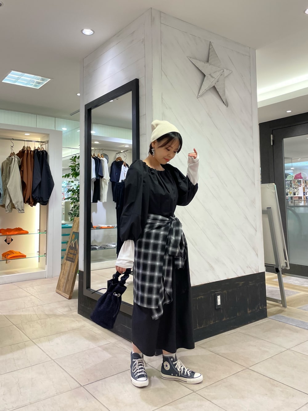 「チェック、秋コーデ、休日スタイル、秋先取りコーデ、シアートップス、ワンピース、大人カジュアルコーデ、きれいめカジュアル、秋服、今日のコーデ、大人カジュアル、オトナカワイイ、秋服準備はじめました、ビーニー、シャツスタイル」｜「CIAOPANIC TYPYの【WEB限定】2WAYオフショルギャザーワンピース（ワンピース、ブラック系）」を使った、ゆき☺︎さん（レディース・156cm）の秋コーディネートの1枚目の写真