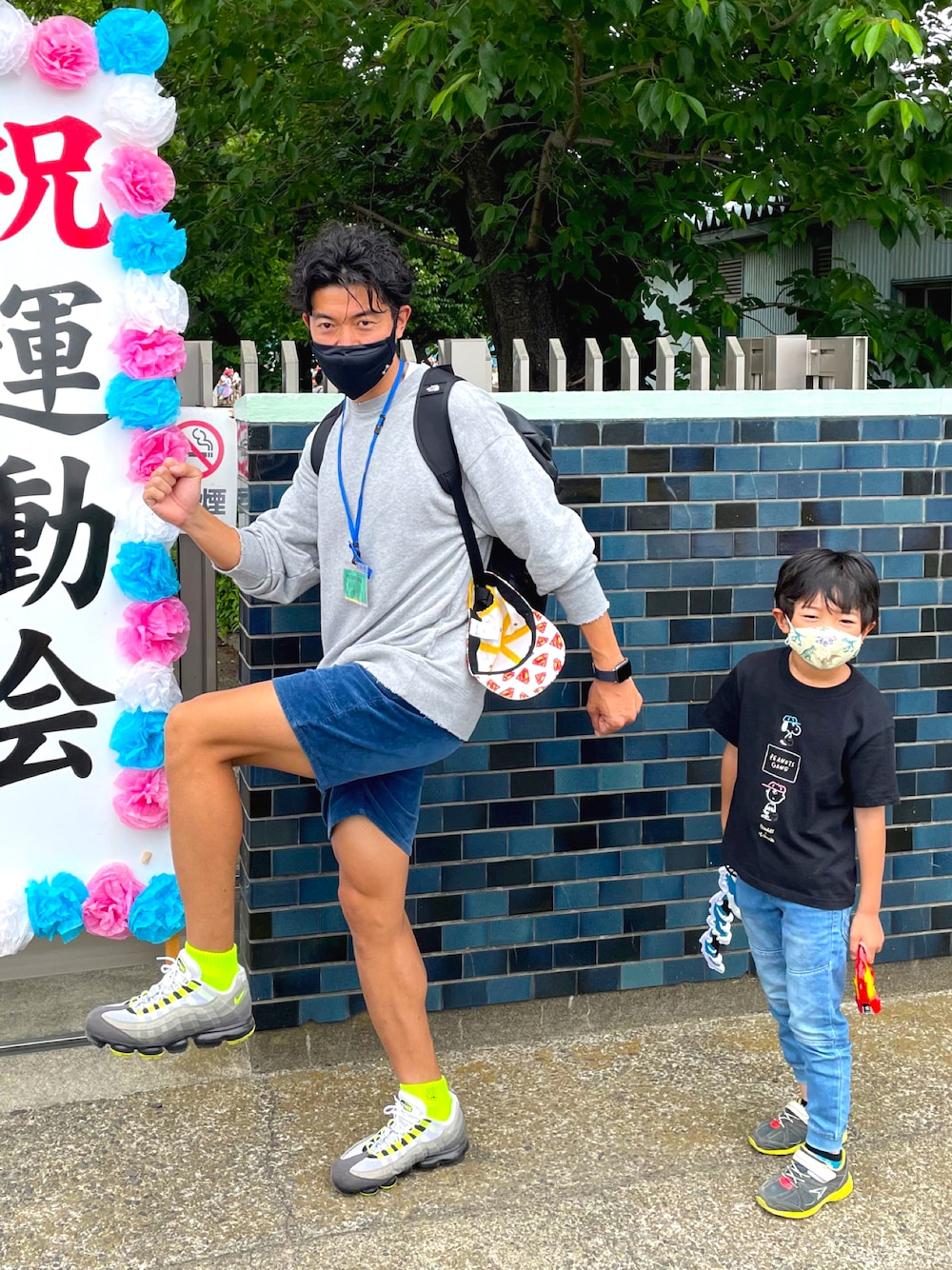 「運動会、シンプル、オトナカジュアル、オーバーサイズ、スニーカー、AIR MAX、靴下×スニーカー、ハーフパンツ、おしゃれさんと繋がりたい」｜「NIKEのアイテム（スニーカー、グレー系）」を使った、kensukeさん（メンズ・185cm）の秋コーディネートの1枚目の写真