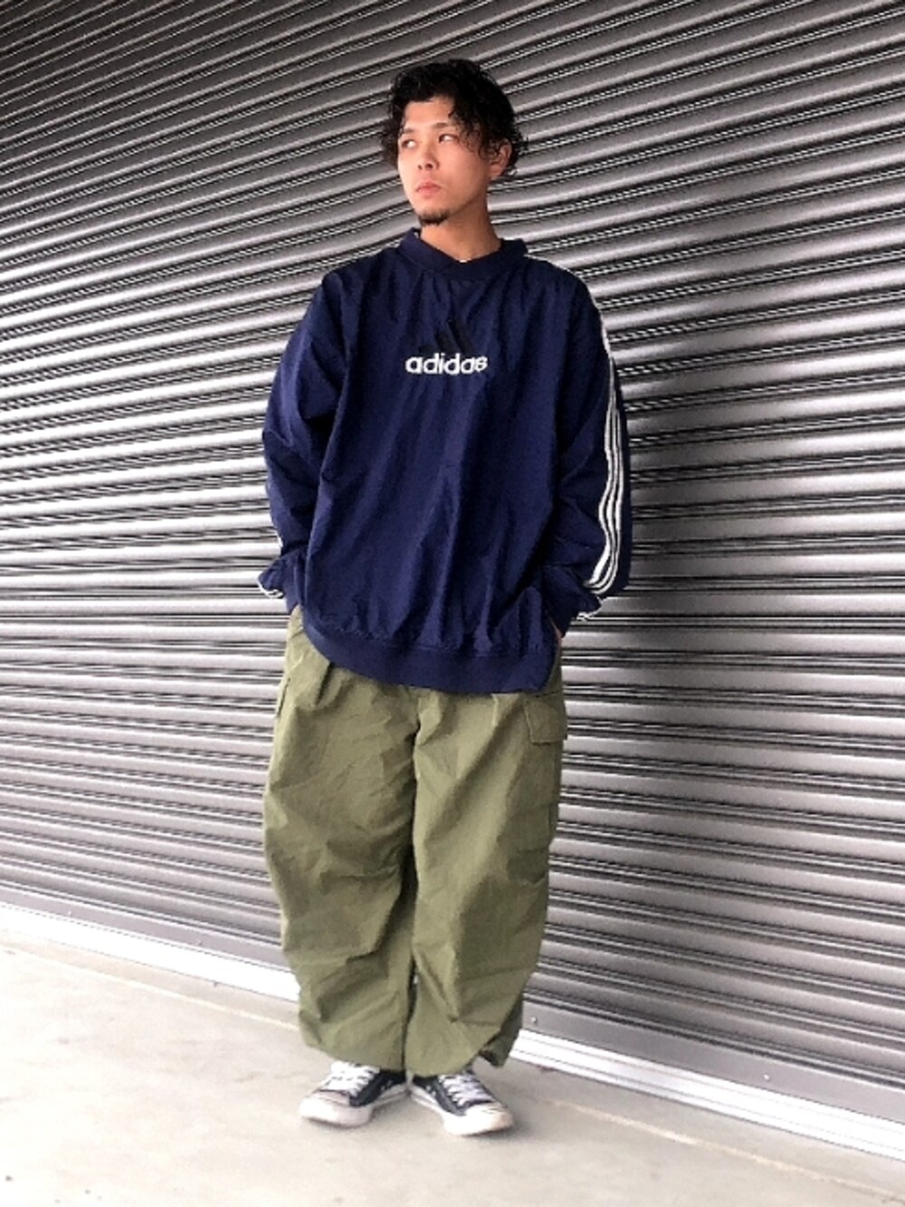 「今日のコーデ、ワイドシルエット、ナイロンジャケット、春コーデ、ストリート、楽チンコーデ、adidas、コンバース、古着」｜「adidasのアイテム（ブルゾン、ブルー系）」を使った、tamaさん（メンズ・173cm）の春コーディネートの1枚目の写真