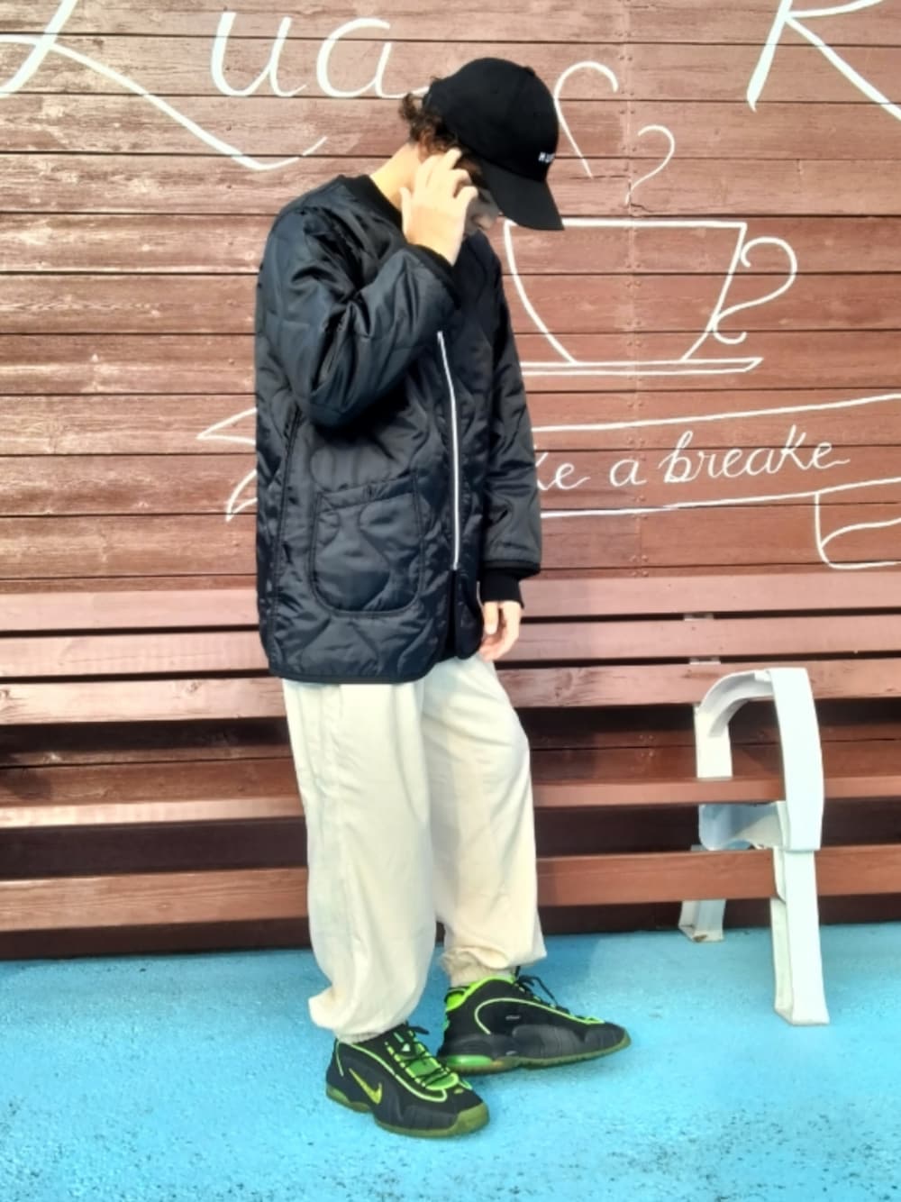 「ストリート、秋のコーデ、冬コーデ、キャップ、NIKE、HUF、古着MIX、スニーカーコーデ、カフェ」｜「HUFのハフ キャップ ロゴ ローキャップ（キャップ、ブラック系）」を使った、tamaさん（メンズ・173cm）の秋コーディネートの1枚目の写真