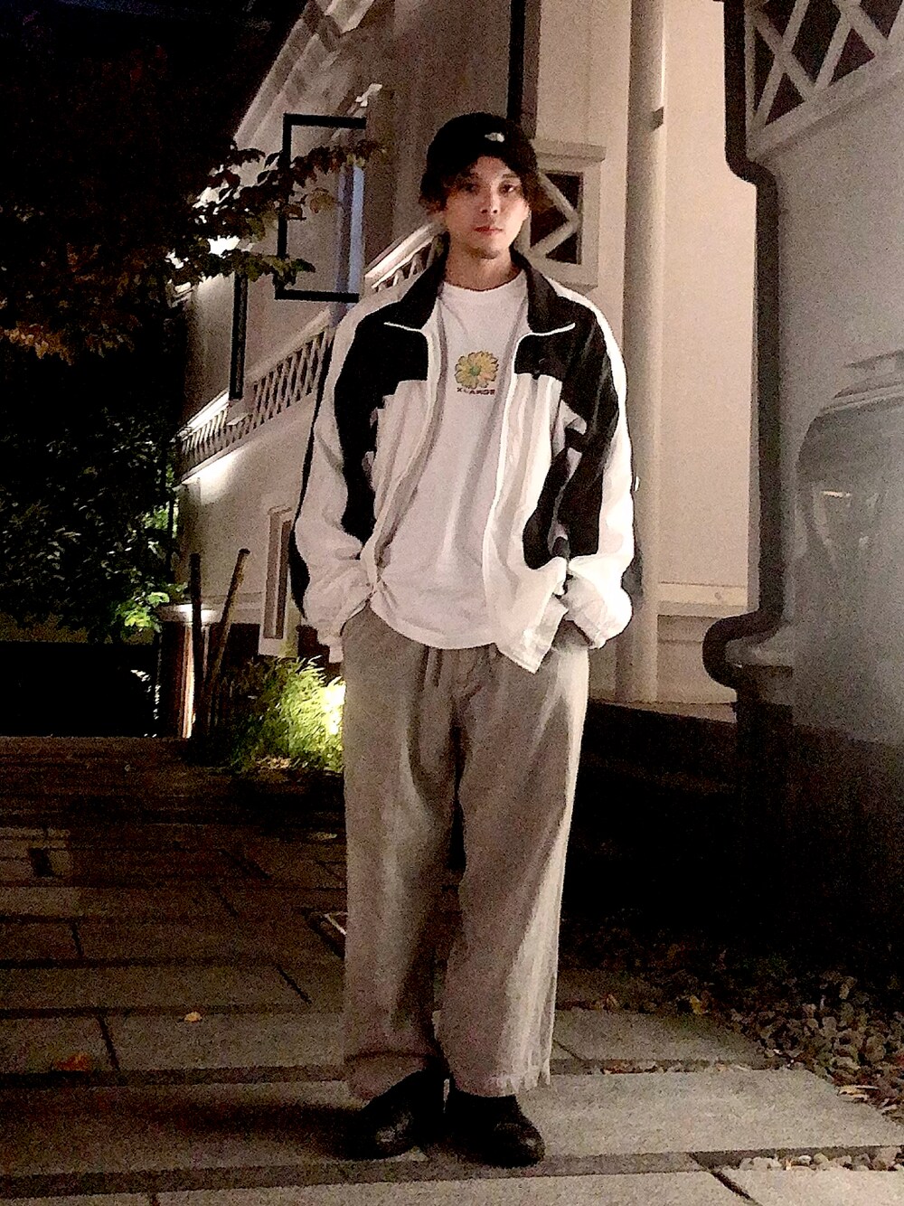 「秋のコーデ、ストリート、ストリートMIX、NIKE、XLARGE、THE NORTH FACE、古着、ナイロンジャケット」｜「NIKEの【ヴィンテージ古着】NIKE/ナイキ フルジップ ナイロンジャケット（ナイロンジャケット、ホワイト系）」を使った、tamaさん（メンズ・173cm）の秋コーディネートの1枚目の写真