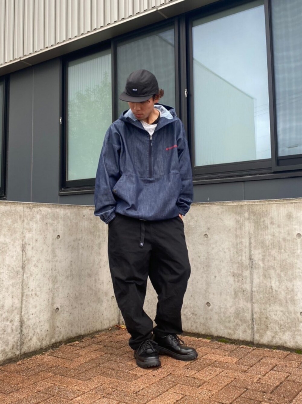 「メンズファッション、ストリート、キャップ、革靴、アウトドアスタイル、アウトドアミックス、ワイドパンツ、Columbia、HUF、ハーフジップ、冬のコーデ、大人カジュアル、フォローミー」｜「Columbiaのアイテム（ジャケット/アウター、ブルー系）」を使った、tamaさん（メンズ・170cm）の冬コーディネートの1枚目の写真