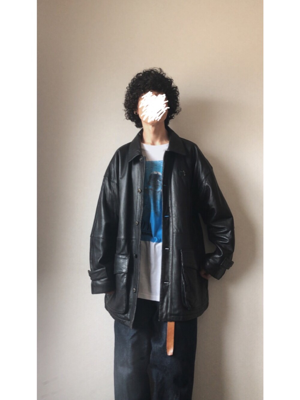 「レザー、デニム、シンプル、古着、古着MIX、vintage、ヴィンテージ、秋コーデ、冬コーデ、休日スタイル、90'sスタイル、80s、70's、Tシャツ」｜「VINTAGEのアイテム（ライダースジャケット、ブラック系）」を使った、Pさん（メンズ・165cm）の秋コーディネートの1枚目の写真