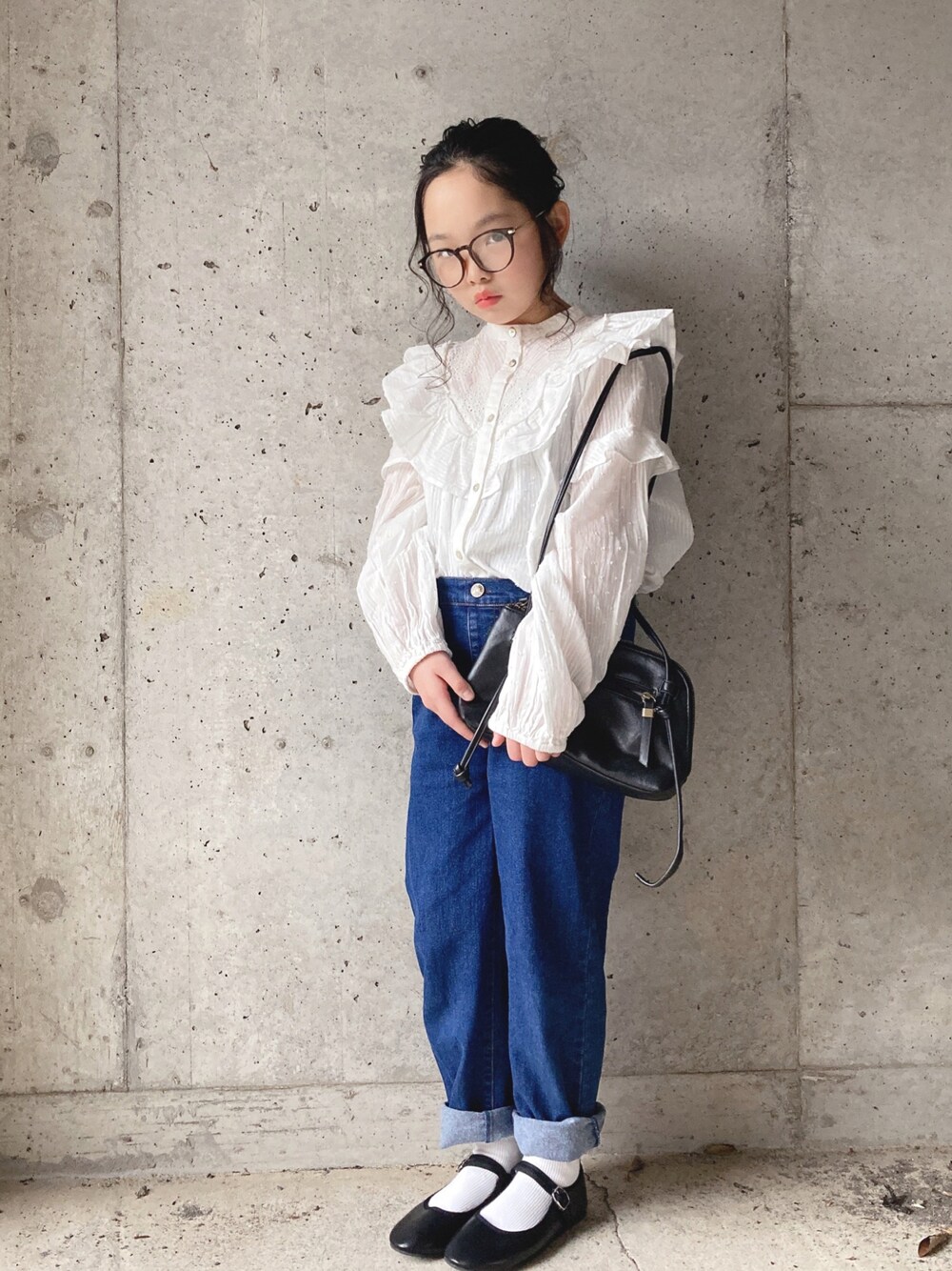 「レースブラウス、ブラウス、ブラウス×デニム、デニム、カンフーシューズ、春コーデ、キッズコーデ、ショルダーバッグ」｜「CIAOPANIC TYPYの【KIDS】indiaレースブラウス（シャツ/ブラウス、ホワイト系）」を使った、sacoさん（キッズ・131cm）の春コーディネートの1枚目の写真