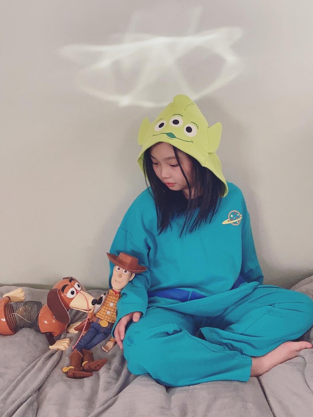 「ルームウェア、toystory、トイストーリー、キッズコーデ、キャラクター、おうちファッション」｜「Disneyの【KIDS】【TOY STORY】なりきりルームウェア（ルームウェア/パジャマ、ブルー系）」を使った、sacoさん（キッズ・131cm）の冬コーディネートの1枚目の写真