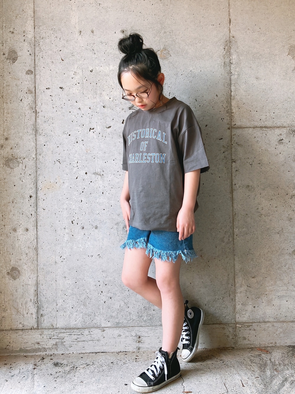 「USAコットン、Tシャツ、デニムパンツ、ショートパンツ、デニムショートパンツ、スニーカー、キッズコーデ、コンバース」｜「CIAOPANIC TYPYの【KIDS】【TYPY DENIM】フリンジデニムショートパンツ（デニムパンツ、ブルー系）」を使った、sacoさん（キッズ・131cm）の春コーディネートの1枚目の写真