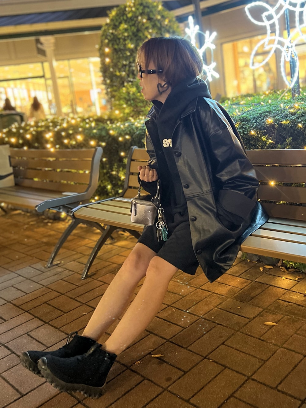 「レザー、ブラックコーデ、オールブラック、ワントーン、レザージャケット、カバーオール、SALOMON、メガネ女子」｜「LA PEAU DE GEMの【LA PEAU DE GEM】エコレザージャケット（カバーオール、ブラック系）」を使った、おまゆさん（レディース・154cm）の秋コーディネートの1枚目の写真